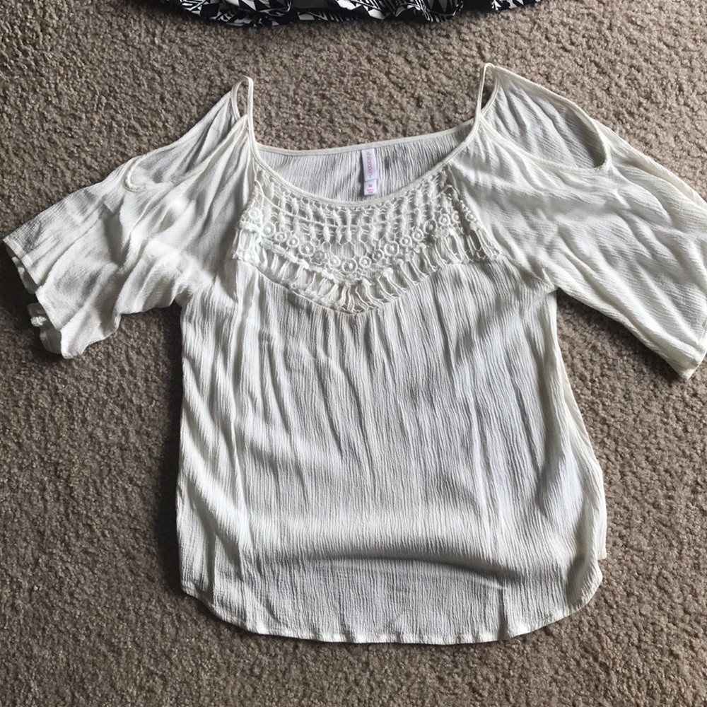 1/4 sleeve with cut outs in the shoulders